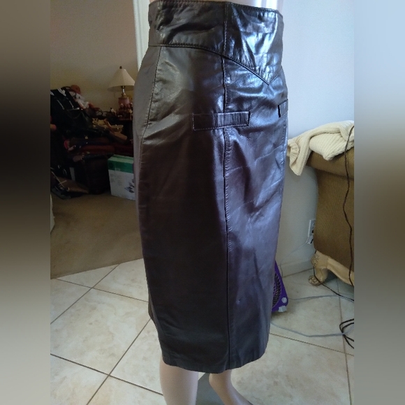 VINTAGE LEATHER SKIRT DK. BROWN (WAIST 13 IN.) BY TOFFS PERFECT CONDITION - Picture 5 of 7